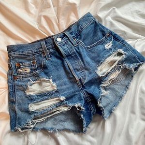 ❤️‍🔥 LEVI JEAN SHORTS ❤️‍🔥 (waist 24)